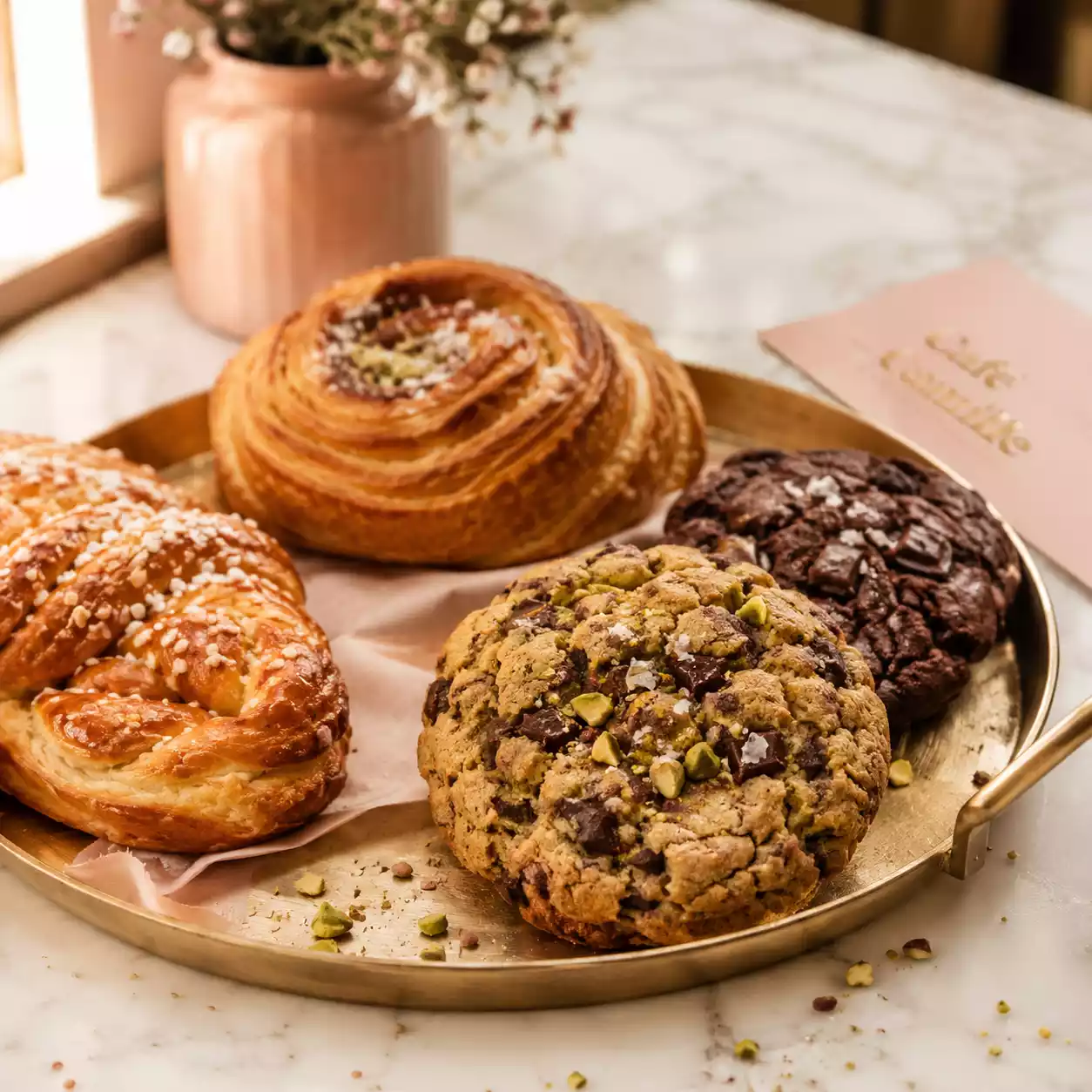 Sélection de pâtisseries maison sur un présentoir doré