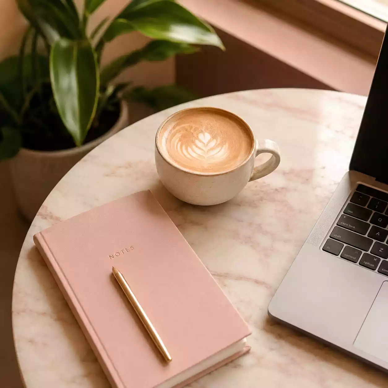 Table avec un latte et un carnet, ambiance travail calme